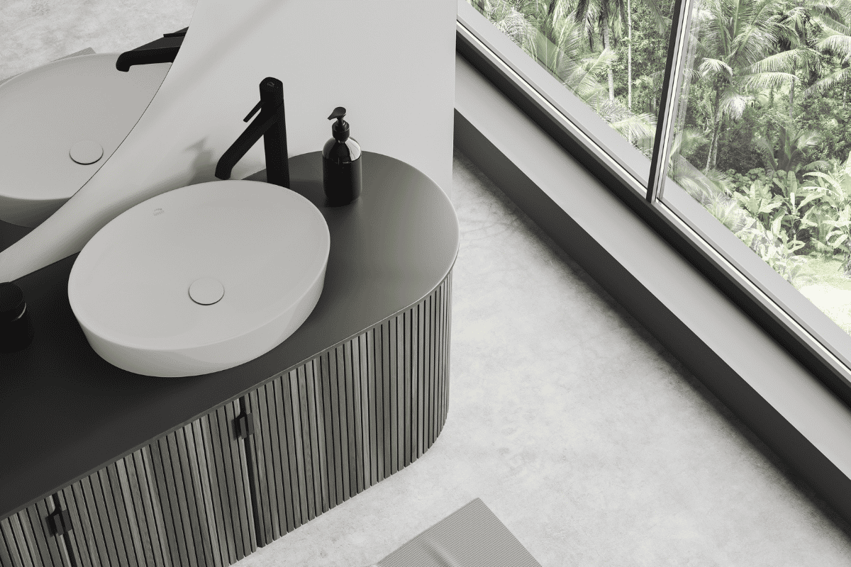umywalka ceramiczna nablatowa zamontowana na blacie w łazience